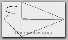 Bước 3: Gấp cạnh giấy về phía mặt đằng sau.