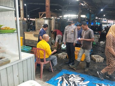 Anggota Polsubsektor Polsek Langsa melakukan Patroli Rutin di Pasar Kota Langsa