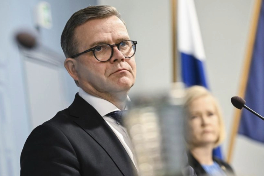 O primeiro-ministro da Finlândia, Petteri Orpo, disse que o fechamento total da fronteira é uma medida necessária para conter a onda migratória criada pela Rússia | Foto: EFE/EPA/KIMMO BRANDT