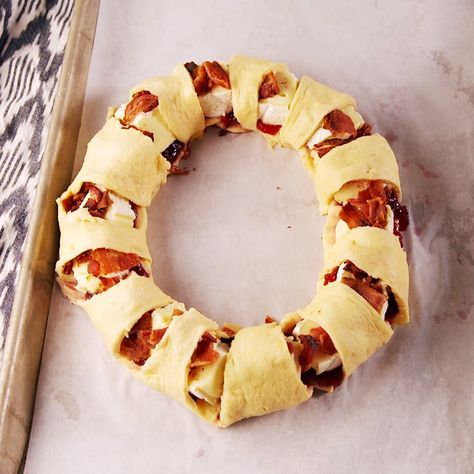 This bacon brie crescent wreath will be the star of your holiday party. Get the recipe at Delish.com. #delish #easy #recipe #christmas #holiday #Party #appetizer #fingerfoods #bacon #brie #crescent #pillsbury #foracrowd #video