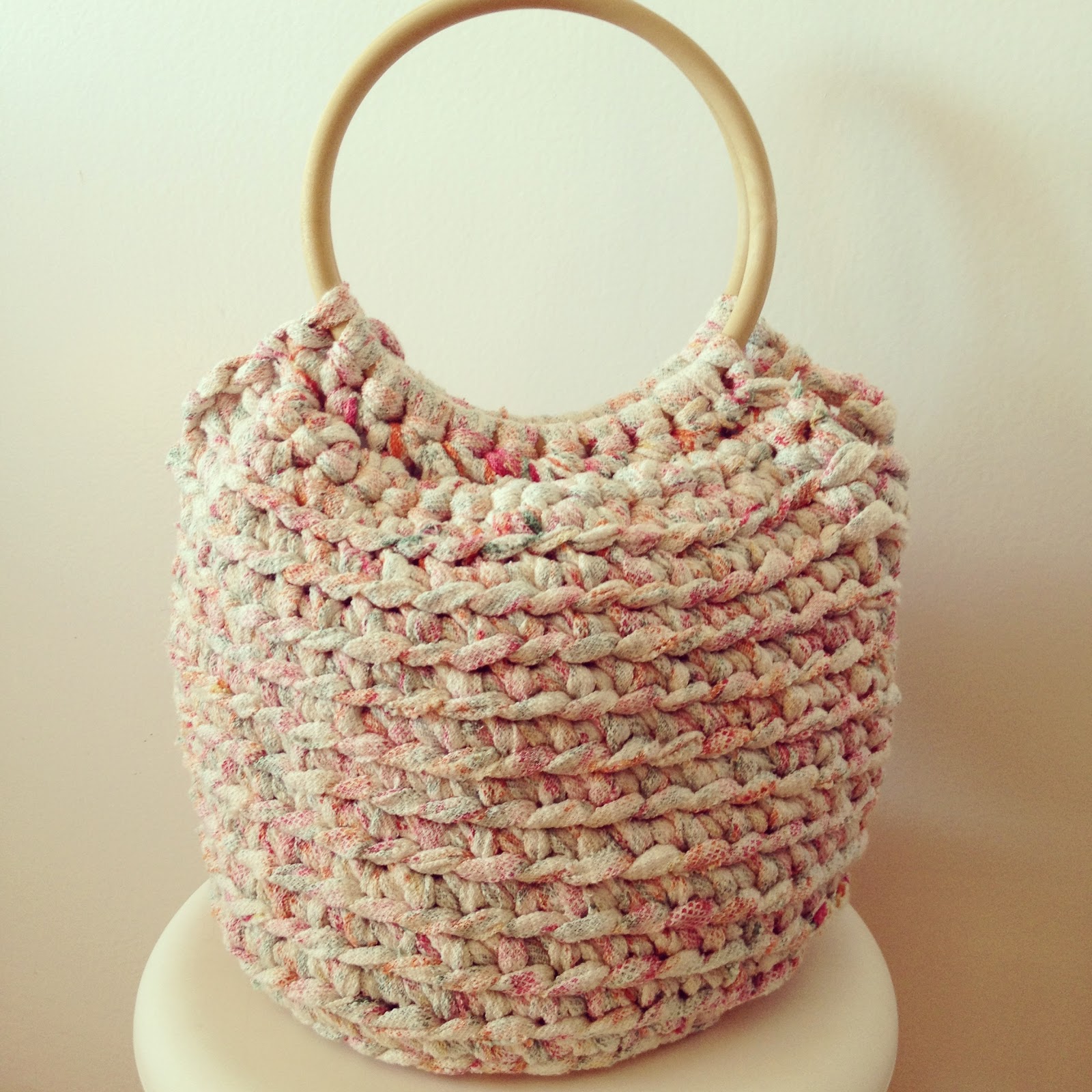 Otro bolso con asas, este tejido con trapillo light color ocre...