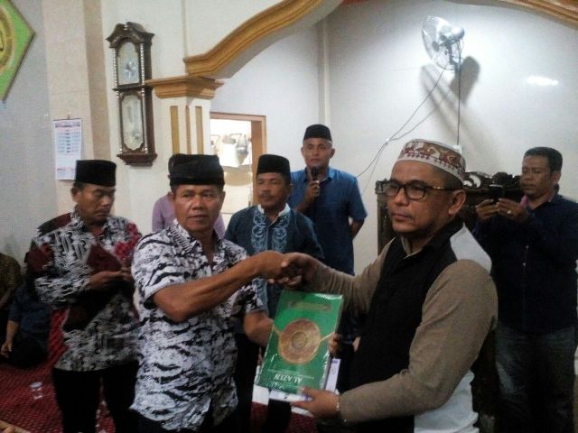 Wujudkan Kampung Al Qur'an, Arisal Aziz Direktur PT Indah Cargo Ekspres Bagikan 9 Ribu Alqur'an