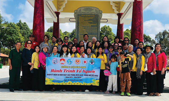 Các ban ngành đoàn thể Phường 11 chụp ảnh lưu niệm  tại khu lưu niệm Nữ tướng Nguyễn Thị Định. (Ảnh: M. Trí)