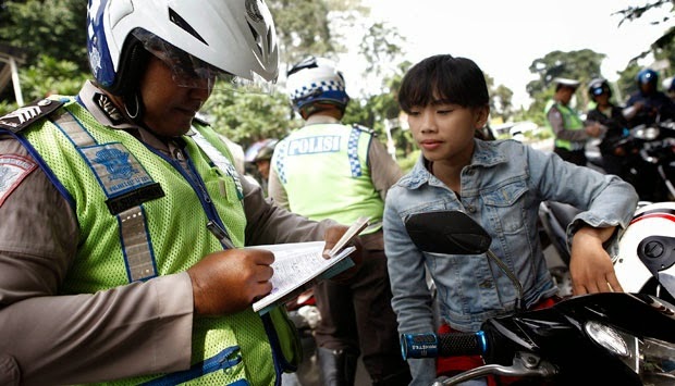 Di Bogor, Kena Razia Malah Dapat Helm