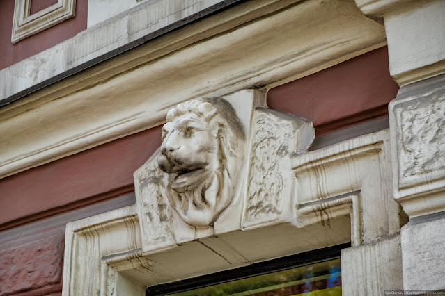 Барельеф льва на стене здания