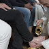 Papa Francisco realiza el rito del Lavatorio de los pies (video)