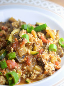 Schnelle, vegane (Tofu-)Hack-Pfanne mit mediterranem Gemüse - einfach & günstig