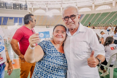 Cícero Lucena acompanha último dia de entrega dos cartões do Pão e Leite no Ronaldão