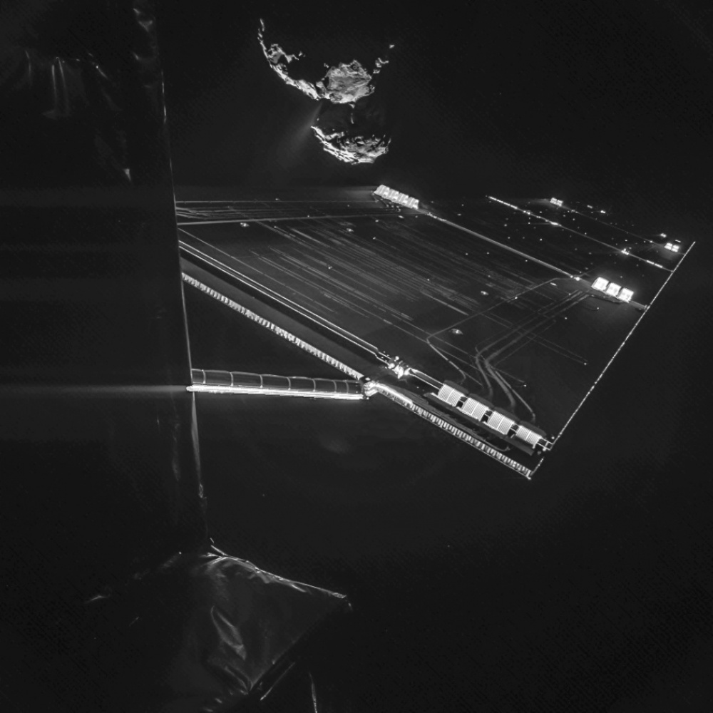 The 100 best photographs ever taken without photoshop - Selfie with comet, 290,000,000 miles from Earth (courtesy of the Rosetta probe)