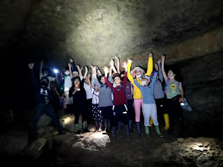 Grupo de niños disfrutando de una experiencia educativa y emocionante en las Cavernas Lagarto en Napo, Ecuador.