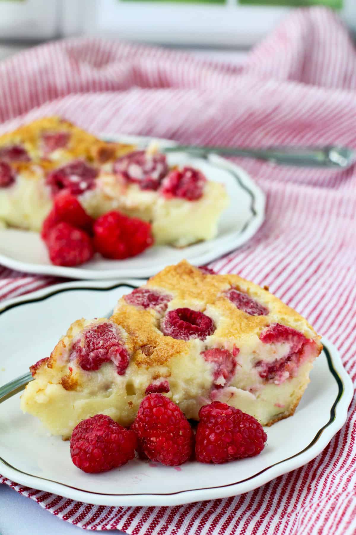 clafoutis au framboise on plates.