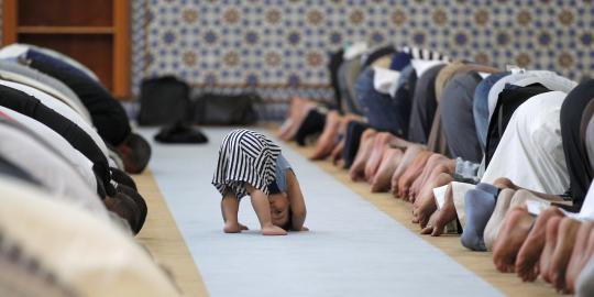 Momen Kenakalan Anak Saat Tarawih