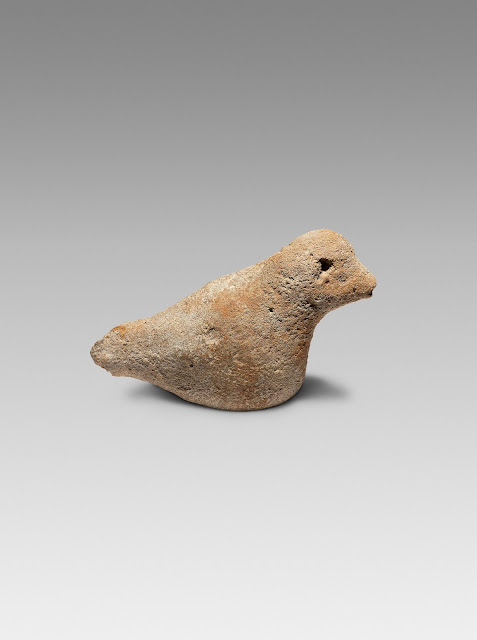 Έργο Νεάντερταλ λιθοξόου που προσέθεσε στο βασικό σχήμα πτηνού, το οποίο είχε προκύψει φυσικά στον ασβεστόλιθο, μάτι, ουρά και ράμφος. Γαλλία, 150.000 - 50.000 χρόνια.