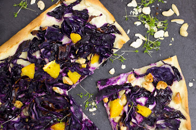 Flammkuchen mit Rotkraut und Orange