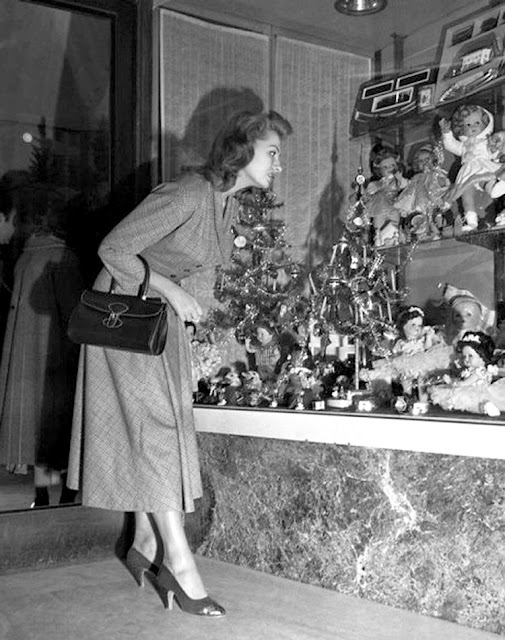 1953. Sophia Loren - Christmas shopping in Rome