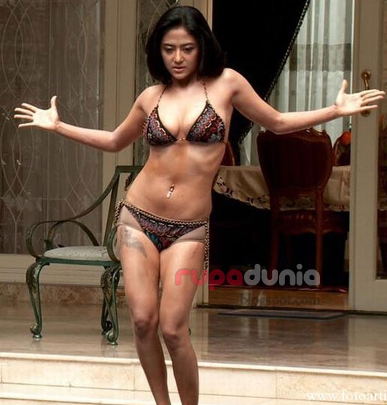 Foto Hot Seksi Dewi Persik Memakai Bikini Tebaru