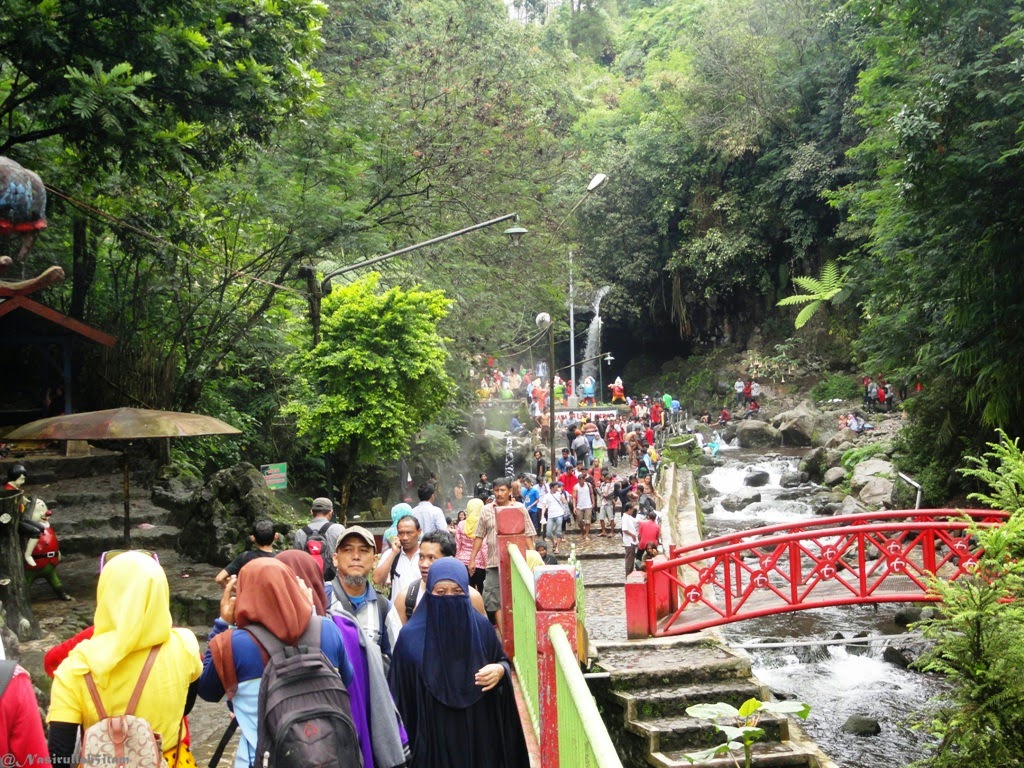 Pengunjung di Pemandian Air Panas Guci, Tegal