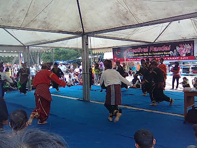 adalah kesenian tradisional Minang yang merupakan perpaduan antara tari dan silat