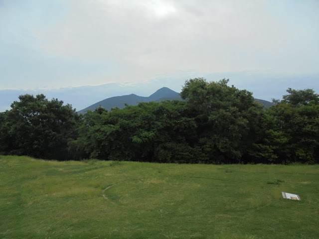 遺構展示館の広場から孝霊山を展望