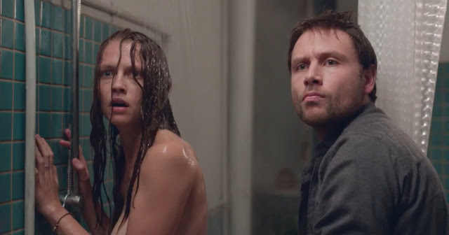 Teresa Palmer y Max Riemelt en una escena de Berlin Syndrome