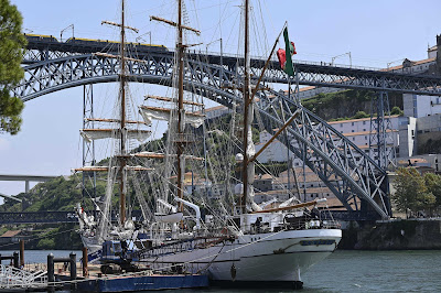 Navio Escola Sagres no Rio Douro, com a ponte Luís I em fundo