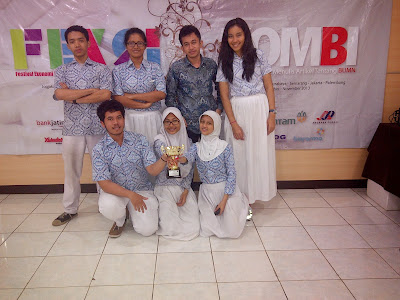 Delegasi Tim Debat SMAN 3 Jakarta. ki-ka: Risky, Wika, Ian, Melissa, Osman, Afra, Aisyah.