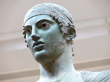 Aún late la mirada  del Auriga de Delfos