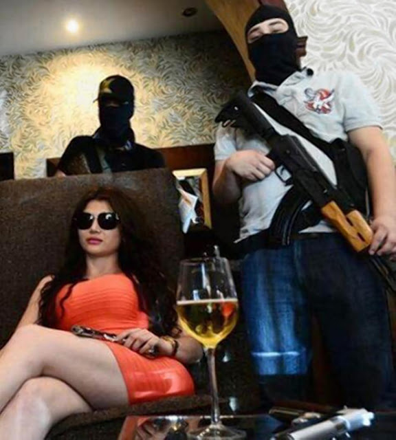 foto seksi wanita cantik paling mematikan di dunia Claudia Ochoa Felix dengan pengawal bersenjata