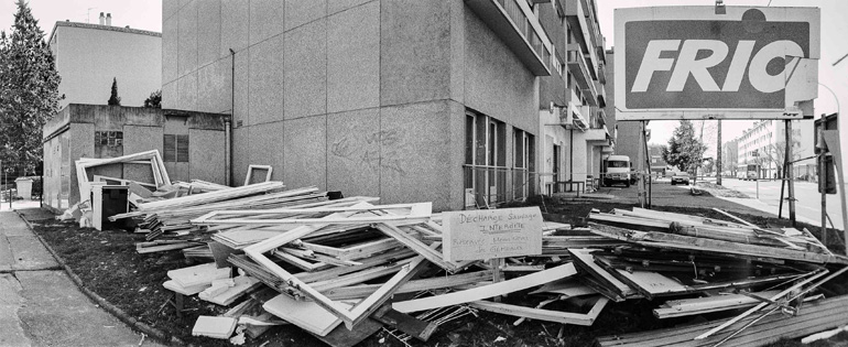 Image panoramique decadres de fenêtres cassés et entassés après la carastrophe d'AZF.