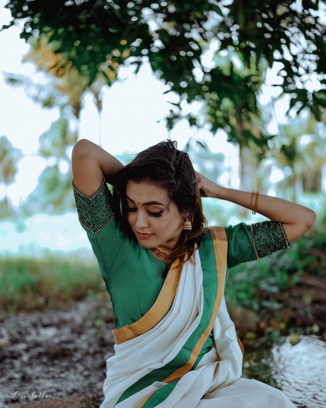 South Indian Instagram model star Mithuvigil hot photos in sexy saree. Mithuvigil Instagram photos and video download. Desi South Indian women videos.