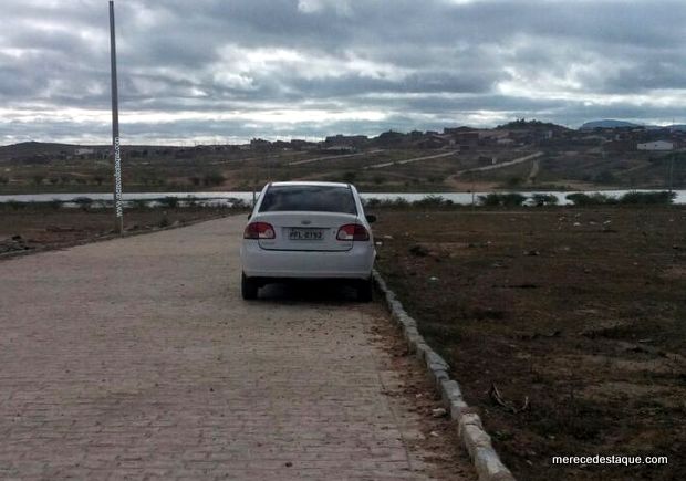 Veículo roubado é encontrado abandonado próximo ao açude da Manhosa, em Santa Cruz do Capibaribe
