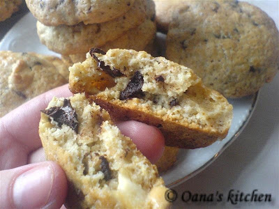 Articole culinare : CHOCOLATE CHIP COOKIE ( BISCUITI CU BUCATI DE CIOCOLATA, NUCI SI ALUNE)