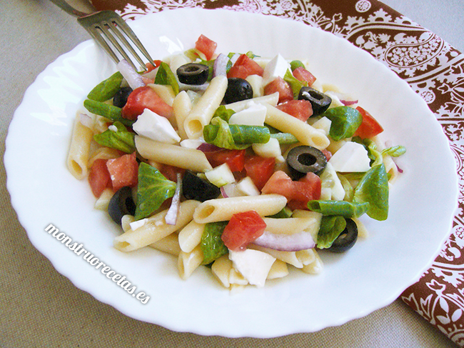 Ensalada de pasta con queso fresco, tomate y pepino