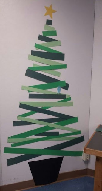 Árvore de natal de parede em tiras de papel coladas em forma de x