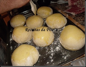 Pão de hambúrguer pincelado.