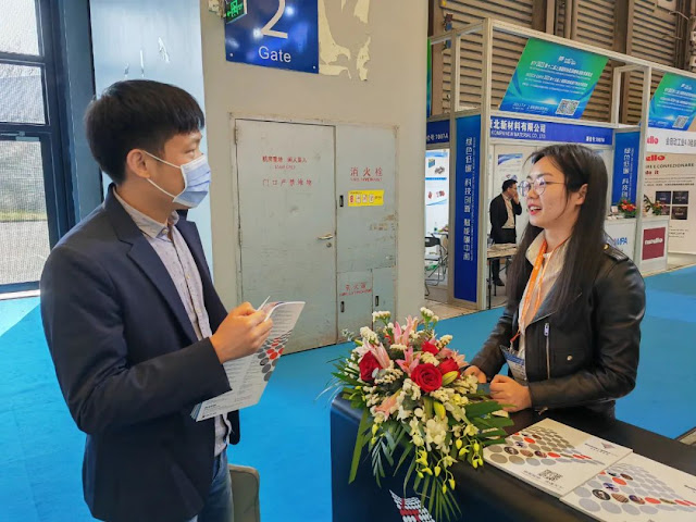 At the exhibition site, Zhaoqing Investment Promotion Group actively communicated with representatives of participating enterprises.