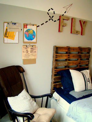 aviator theme room, pallet furniture, student furniture, affordable furniture, cheap furniture, furniture ideas, recycling, wooden furniture, metal furniture, stool, bar, bed, bedroom, office chair, managerial chair, decoration ideas, student apartment, youth furniture, coffee table pallets, pallets, children's room, aviator, sky, maps, airplane