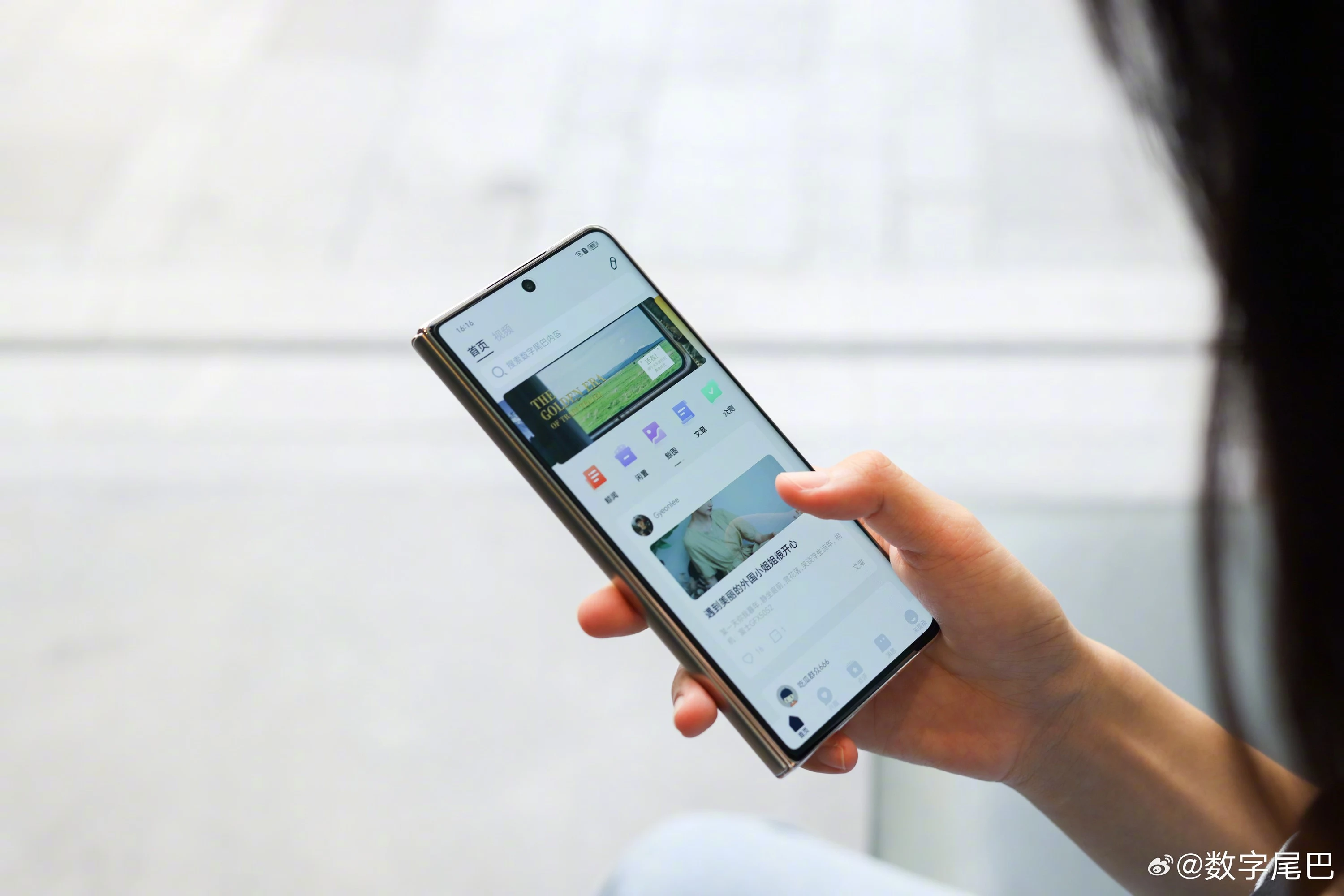 HONOR annuncia Magic V2, lo smartphone pieghevole più leggero e sottile al mondo