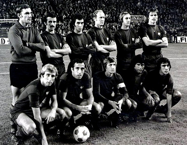 F. C. BARCELONA - temporada 1975-76 - Artola, De la Cruz, Corominas, Marcial, Neeskens y Migueli; Rexach, Asensi, Cruyff, Sotil y Fortes. CLUB ATLÉTICO DE MADRID 3 (Bermejo, Aguilar, Salcedo) F. C. BARCELONA 0. 19/10/1975. Campeonato de Liga de 1ª División, jornada 6. Madrid, estadio Vicente Calderón.