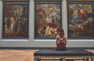 Une femme assise dans un musée