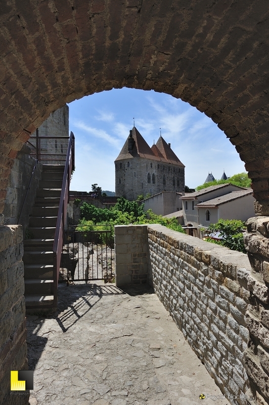 les deux tours de l'entrée Narbonaise de la cité de Carcassonne photo pascal blachier