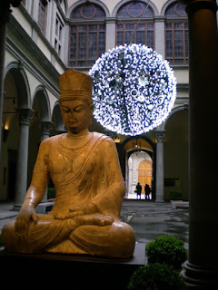 il grande budda all'ingresso di palazzo strozzi per la mostra sulla cina