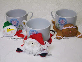 Tapetinhos para caneca natalinos confeccionados em feltro, em formato de papai noel, boneco de neve e biscoito ginger. Eles têm o corpo estruturado e a cabeça bem fofinha. 