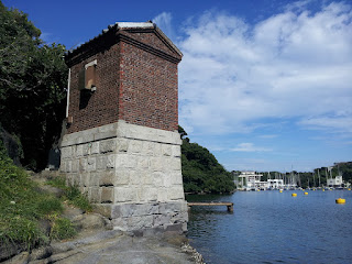 「油壷験潮場」と油壷湾