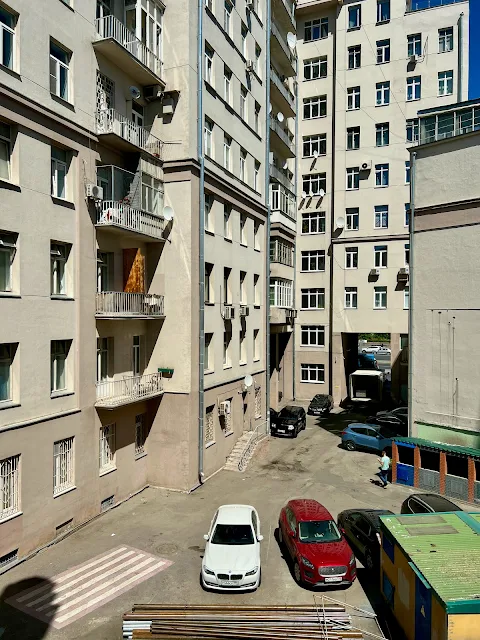 улица Серафимовича, дворы, жилой дом 1931 года постройки – «Дом на набережной»