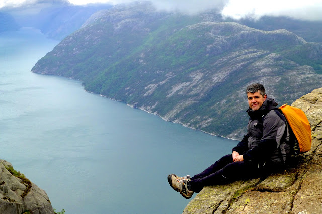 El Guisante Verde Project Sentado al borde del Preikestolen