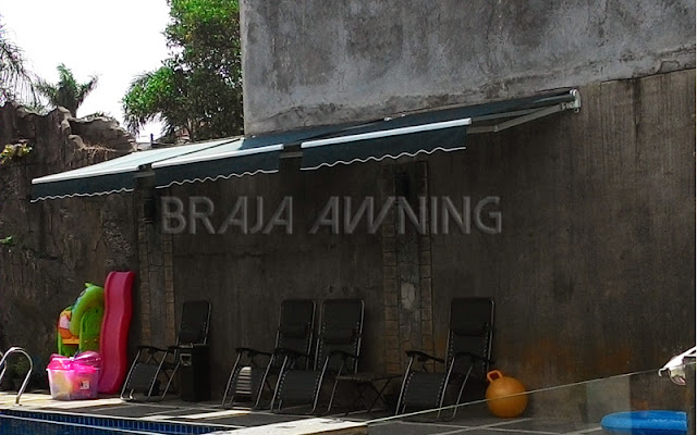  Awning gulung di pinggir bak renang