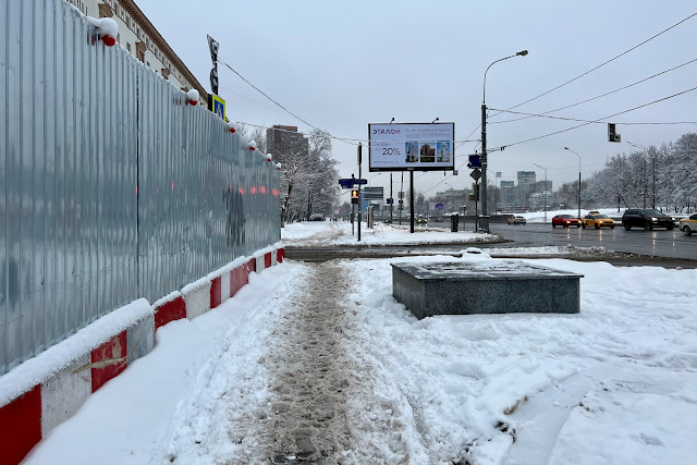 Дмитровское шоссе, улица Всеволода Вишневского, строящийся надземный пешеходный переход