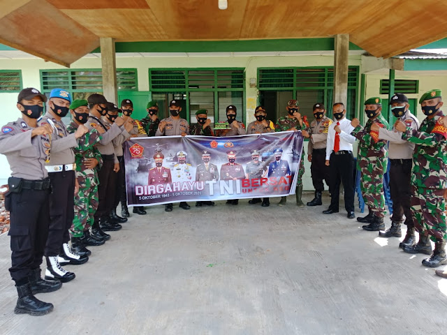 Dalam Rangka HUT TNI Ke 75, Kapolsek dan Anggota Polsek Daik Lingga Kunjungi Makoramil 05 Daik