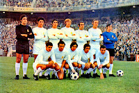 REAL MADRID C. F. - Madrid, España - Temporada 1971-72 - García Remón, Touriño, Benito, Verdugo, Pirri, Zoco y Miguel Ángel (portero suplente); Aguilar, Amancio, Santillana, Velázquez y Grosso - REAL MADRID 1 (Grosso) F. C. BARCELONA 1 (Asensi) - 28/11/1971 - Liga de 1ª División, jornada 11 - Madrid, estadio Santiago Bernabeu